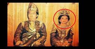 Download mp3 azmi eskandar gratis, ada 20 daftar lagu azmi eskandar yang bisa anda download. Artis Malaysia Gossip Kisah Sedih Puteri Zainah Isteri Pertama Najib Razak Yang Ramai Tak Tahu