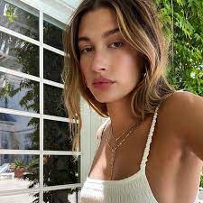 Style challenge with hailey rhode bieber | guest maeve reilly. Does Hailey Bieber S Sugar Setting Spray Really Work We Asked A Top Hairstylist