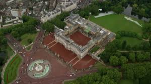 Find the perfect buckingham palace above stock photos and editorial news pictures from getty images. 6k Stock Footage Aerial Video Tilt To Bird S Eye Of Buckingham Palace In The Rain London England Aerial Stock Footage Ax115 080 Axiom Images