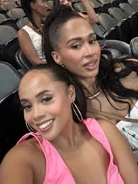 Lights in the sky, feel the vibe, it's electric.”