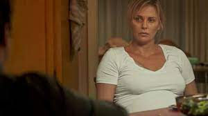 Στις κινηματογραφικές επιλογές της εβδομάδας και η εκρηκτική σαρλιίζ θερόν σε ρόλο μαμάς. Me Polla Kila Abafh Kai Axtenisth H Sarliz 8eron Entypwsiazei Sth Nea Ths Tainia