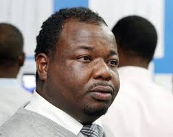 Levon Manzie and Ricardo Woods moving