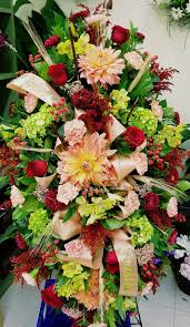Pin By Alicia Blackwell On Funeral Flowers Florist Window Display Funeral Flowers Floral Wreath
