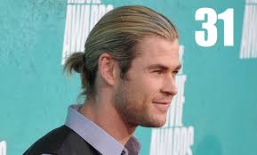 I Can T Believe I M Going To Say This But Chris Hemsworth Rocks The Manbun Long Hair Styles Men Long Hair Styles Long Hair Ponytail