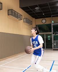 Posisi awal badan passing atau melempar bola basket melalui atas kepala adalah. Menggiring Bola Basket Cara Golden