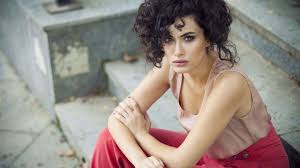 Yüsra geyik, 1990 yılında samsun'da doğdu. Arka Sokaklar In Zelis I Yusra Geyik Kac Yasinda