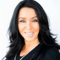 Liza Lemos's Instagram, Twitter & Facebook