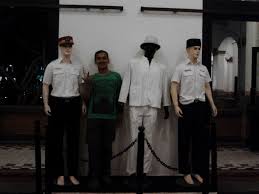 … baru tiga bulan aku menikah dengan seorang gadis. Lawang Sewu Dan Cerita Hantu