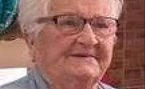 Salvadora Vera Cañada, de Robledillo de la Vera, cumple cien años