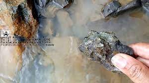 Tambang yang juga memastikan batu yang dimiliknya mengandung emas. Ciri Ciri Batu Yang Mengandung Emas Sungai Mengandung Emas Youtube