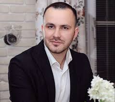 Fra huet entdeckt, datt hire Mann si bedrunn huet, nodeems si hir Kaz op  enger Foto vun engem Schüler gesinn huet (Foto)