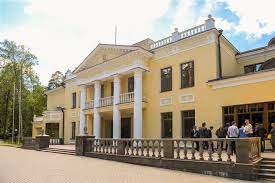 Kremlsprecher dmitri peskow dementierte jeglichen zusammenhang. Von Stalins Datscha Bis Zu Romanows Schlossern Acht Offizielle Residenzen Von Prasident Putin Russia Beyond De