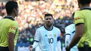 If anything, even football comentators/analysts agree that argentina should have had 2 penalties or at least 2 cases checked by var for potential penalties against brazil and its very. Lionel Messi Spricht Nach Roter Karte In Der Copa Amerika Von Korruption Goal Com