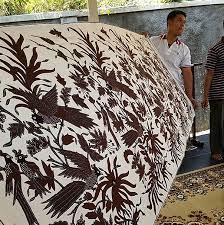 The renowned batik master, also known as panembahan hardjonagoro, is famous for creating the batik indonesia collection that dates back to. Indonesian Batik At Go Tik Swan Gallery Apsdaday2 Creative Tour Livefromapsda2014 Pic Of Apsdaindonesia Indonesian Batik Indonesian Printed Rugs