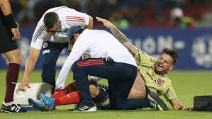 El escándalo en el que se han visto involucrados nicolás benedetti y roger martínez podría tener consecuencias mayores a las sanciones de índole económico que tanto el club como la liga mx impondrían por romper el protocolo sanitario que exige el reglamento. Nicolas Benedetti Mediocampista De Colombia Sub 23 Sufrio Una Aparatosa Lesion De Rodilla Video Nczd Deporte Total El Comercio Peru
