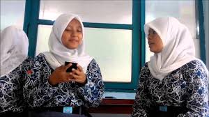 Jika teks dialog dramanya ditulis dengan baik nan lengkap, maka ia akan memudahkan para pemeran drama tersebut.naskah drama yang akan saya share berikut ini merupakan contoh naskah drama pendek untuk dimainkan oleh 4 orang pemeran. Contoh Drama 4 Orang Tentang Persahabatan Youtube