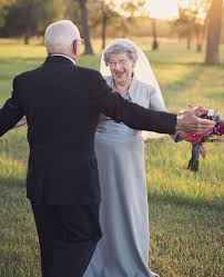 زوجان مسنان يلتقطان صور زفاف رومانسية بعد مرور 70 عاما على زواجهما