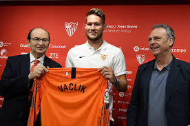 Born 29 march 1989) is a czech professional footballer who plays as a goalkeeper for sevilla and the czech republic national team. Presentacion De Tomas Vaclik Sevilla Fc