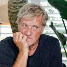 Acteur heeft vier kinderen bij drie vrouwen, maar: Pierre Bokma kiest tóch  vooreerste liefde