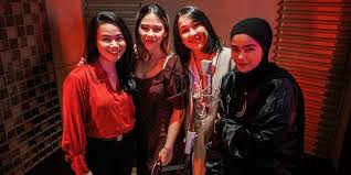 When the emperor of china issues a decree that one man per family must serve in the imperial chinese army to defend the country from huns, hua mulan, the eldest daughter of an honored warrior, steps in to take the place of her ailing father. 4 Indonesian Female Singers Sing The Disney S Live Action Mulan Soundtrack Seasia Co