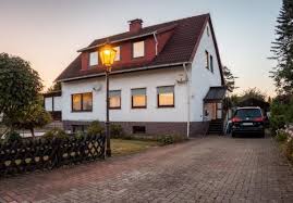 By the superior wooden facade with carvings, the framework is hardly recognizable as such. Harz Haus Kati Harzblick 1021154 Ferienwohnung Bad Sachsa