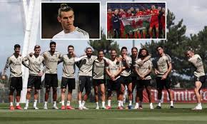 Gareth bale ретвитнул(а) ellevens esports. Gareth Bale Winds Up Spanish Press With Golf Swing Pose In Real Madrid Team Photo Daily Mail Online