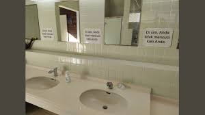 Terjemahan untuk 'keran air' dalam kamus bahasa inggris gratis dan banyak terjemahan bahasa inggris lainnya. Himbauan Berbahasa Indonesia Di Toilet Jepang Ini Jadi Sorotan