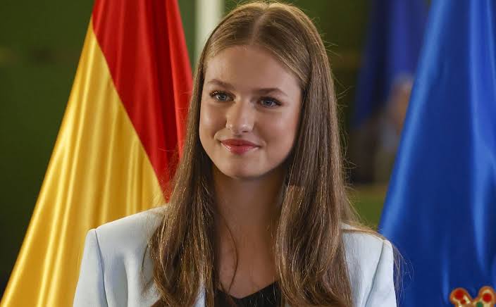 La Princesa Leonor recibe el título de Alcaldesa Honoraria de Oviedo y la  Medalla de Asturias: retraso justificado y un bonito gesto - Bekia  Actualidad
