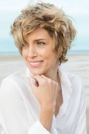 Court En Mouvement Coupe De Cheveux Carre Court Blond Cheveux