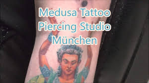 Bester Tatowierer Im Tattoo Studio Medusa Munchen Youtube