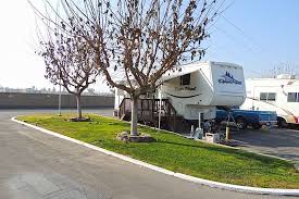 Rv parks are campgrounds catering to those traveling in motorhomes, trailers, and other campers. Smoke Treervpark