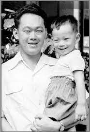 T again 🇸🇬 this year's national day song is a meaningful one. Founding Pm Lee With His Eldest Son Lee Hsien Loong Who Is Currently Pm Of Singapore Lee Kuan Yew Lee Hsien Loong Singapore Photos