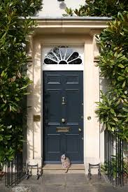 Le Bleu Petrole Une Tendance A Essayer A La Maison Deco Maison Zenidees Porte Victorienne Porte Exterieur Porte D Entree