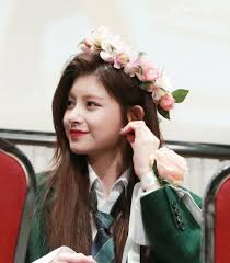 Everglow Bon Bon Chocolat Members Members Everglow In 2020 Kpop Girls Bon Bons New Girl