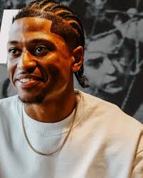 𝘚𝘪𝘨𝘯𝘦𝘥 𝘣𝘺: 𝐍𝐨𝐚𝐡 𝐌𝐚𝐤𝐚𝐧𝐳𝐚 ✍️ Noah Makanza heeft zijn  𝐞𝐞𝐫𝐬𝐭𝐞 𝐩𝐫𝐨𝐟𝐜𝐨𝐧𝐭𝐫𝐚𝐜𝐭 beet. De kapitein van Jong KV zette  zijn handtekening onder een contract voor 2 seizoenen met optie Achter de  Kazerne. “Noah