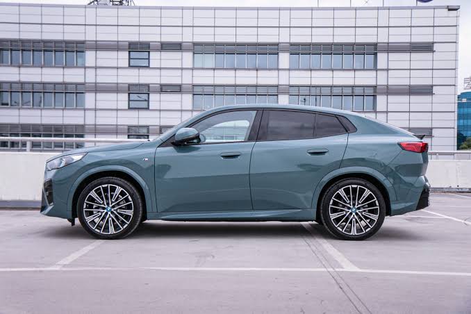 BMW iX1 - wnętrze i praktyczny elektryczny SUV