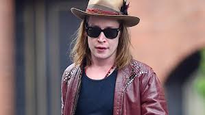 Macaulay culkin is an american actor, musician, and web host. Macaulay Culkin Kaum Wiederzuerkennen Neue Liebe Scheint Ihn Richtig Glucklich Zu Machen