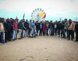 Dhadak On The Sets Photogallery Star Cast On The Set Photos Selfie On The Sets Ishaan Khatter And Jhanvi Kapoor With The Team Of Dhadak She is singing like a canary. inuth com