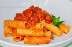 Pasta al sugo di tonno fresco con pomodorini freschi, oggi un bel primo piatto di pesce facile veloce e buonissimo da preparare, in pochissimo tempo porti a tavola un bel piatto di pasta dai profumi e sapori deliziosi. Pasta Sugo Tonno Fresco Ricetta La Cucina Di Rosalba