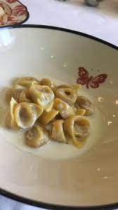 Lo chef massimo bottura, inizia setacciando la farina a fontana, sopra una spianatoia. Tortellini In Crema Di Parmigiano Reggiano Picture Of Gucci Osteria Da Massimo Bottura Florence Tripadvisor