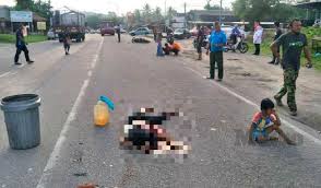 Melihat lingkungan hidup artinya membicarakan tentang tempat tinggal kita. Maut Kemalangan Foto Anak Kecil Menangis Di Sisi Jenazah Ibu Meruntun Jiwa