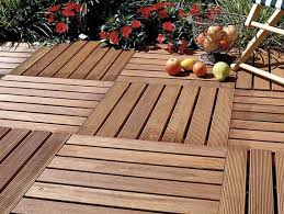 Holzfliesen Die Einfache Losung Fur Ihre Terrasse Terrassenfliesen Holzfliesen Balkon Fliesen Holz