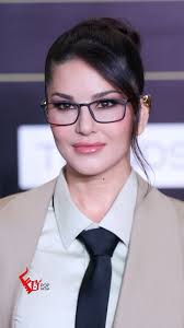 A true style icon at the Pink Villa Style Awards! Sunny Leone stuns in a  power-packed suit dress., 📹 : @flypopmedia , #flypopmedia  #flypopmediareals , @sunnyleone