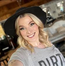 Carly Estes's Instagram, Twitter & Facebook