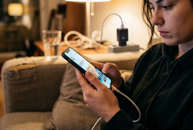Es malo utilizar el celular mientras se está cargando? La explicación de  los expertos | EL COMERCIO PERÚ