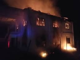 Saat kebakaran menyala pada tahap awal, mungkin masih cukup kecil sehingga dapat anda padamkan dengan selimut tebal atau unit pemadam api yang tersedia. Asrama Tahfiz Musnah Terbakar