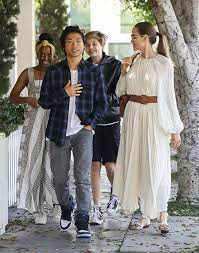 Angelina jolie dcmg (/ dʒ oʊ ˈ l iː /; So Different Angelina Jolie With Kids For A Walk In Beverly Hills Angelina Jolie Style Angelina Jolie Photos Shiloh Jolie