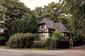 Haus kaufen in krefeld vom makler und von privat! Hinter Krefelds Fenstern Das Gelbe Haus Am Stadtwald