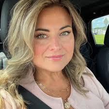 Jennifer Bence's Instagram, Twitter & Facebook