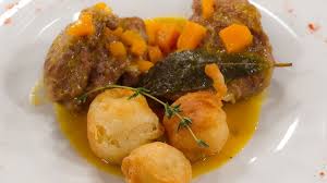 Picamos la cebolla, pelamos la zanahoria, así como la berenjena y los ajos y se pocha todo ello en la. Receta De Carrilladas De Cerdo A La Calabaza Rtve Es